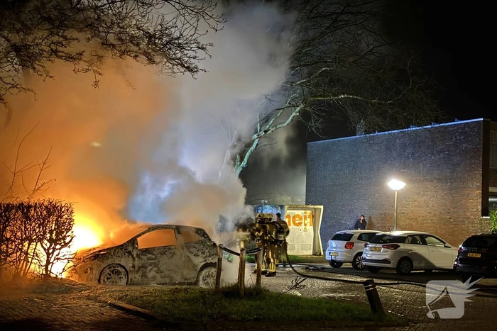 Geparkeerde personenwagens volledig uitgebrand