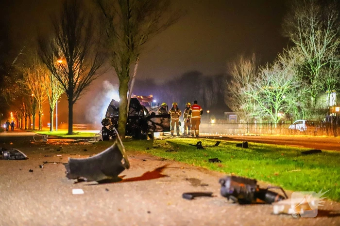 Auto vliegt in brand na ongeval
