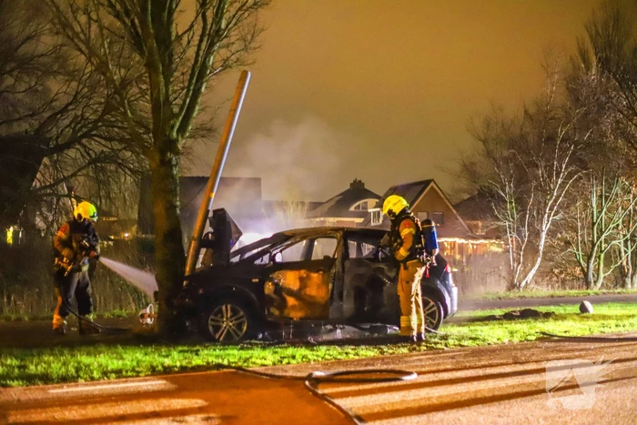 Auto vliegt in brand na ongeval