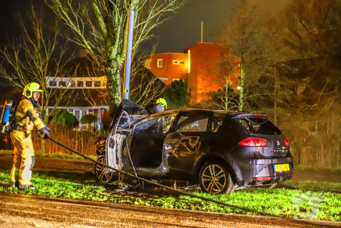 Auto vliegt in brand na ongeval