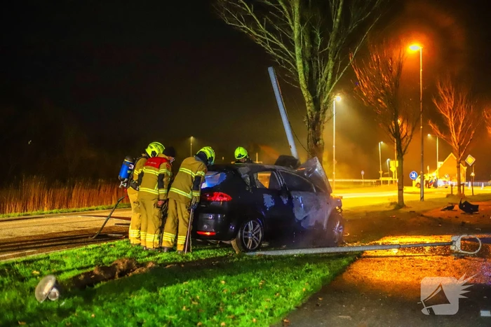 Auto vliegt in brand na ongeval