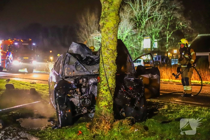 Auto vliegt in brand na ongeval