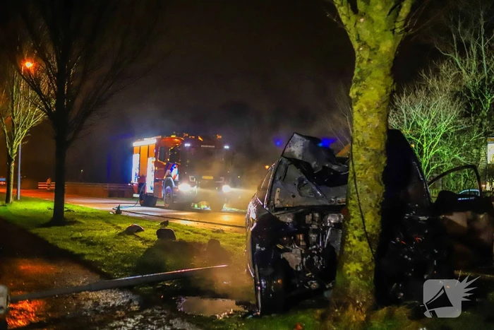 Auto vliegt in brand na ongeval
