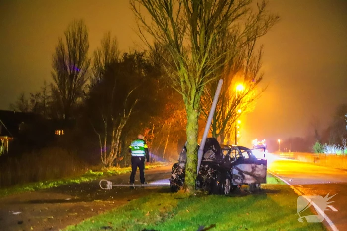 Auto vliegt in brand na ongeval