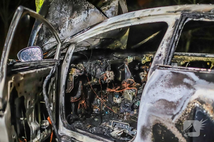 Auto vliegt in brand na ongeval