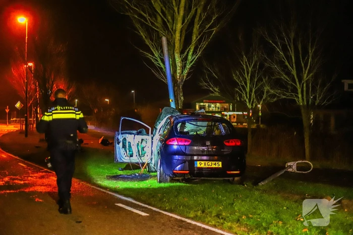 Auto vliegt in brand na ongeval