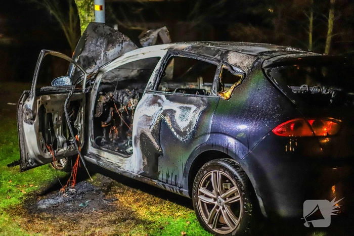 Auto vliegt in brand na ongeval