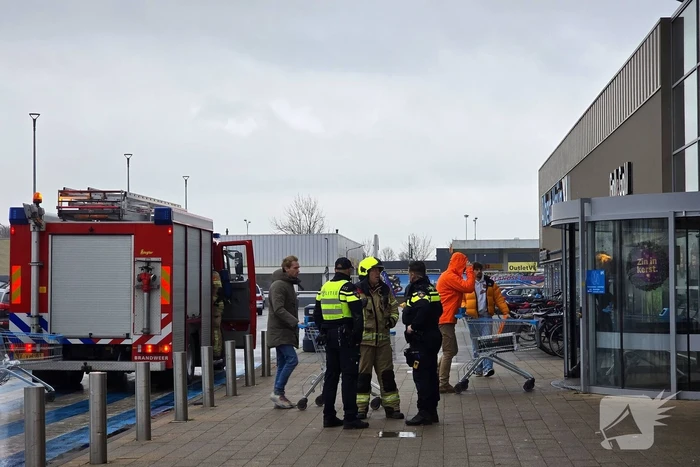 XL supermarkt ontruimd wegens brandgeur