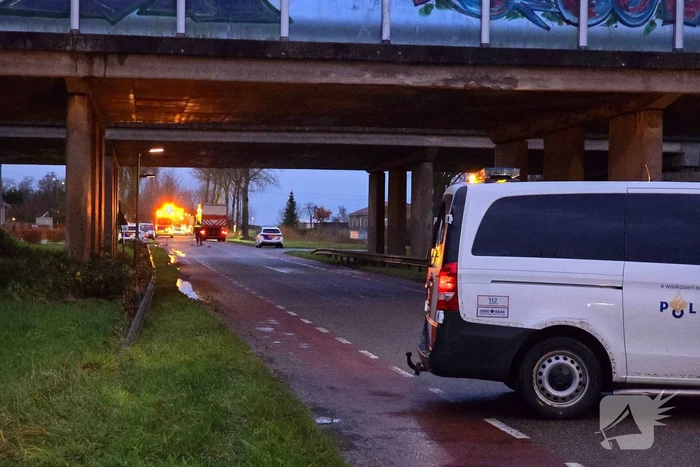 Auto knalt tegen boom, inzittenden ernstig gewond