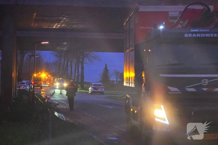 Auto knalt tegen boom, inzittenden ernstig gewond
