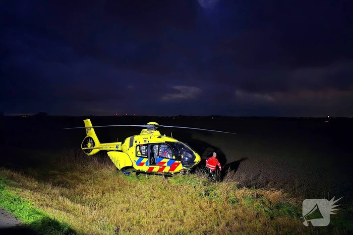 Auto knalt tegen boom, inzittenden ernstig gewond