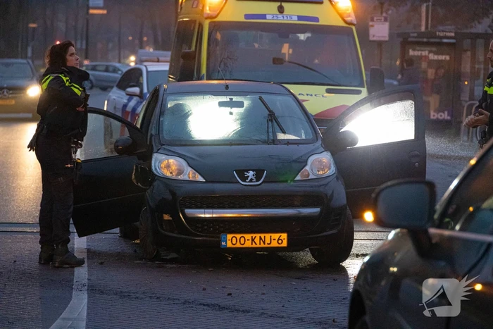 Gewonde nadat auto uit bocht vliegt en tegen boom klapt