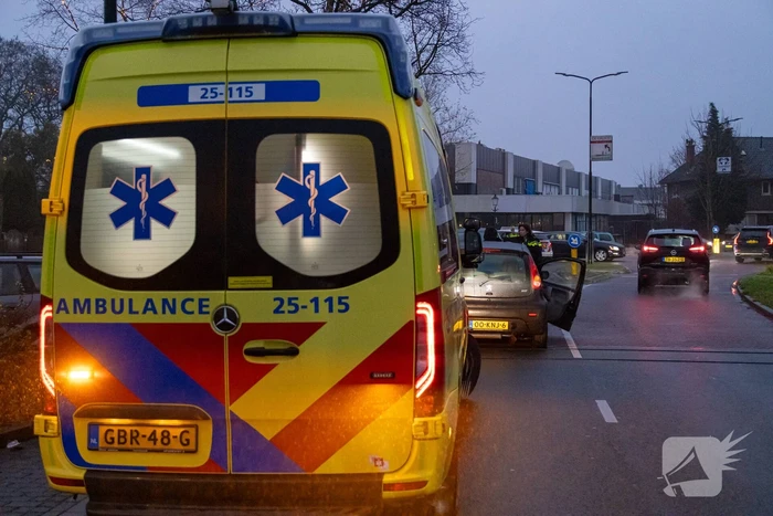 Gewonde nadat auto uit bocht vliegt en tegen boom klapt