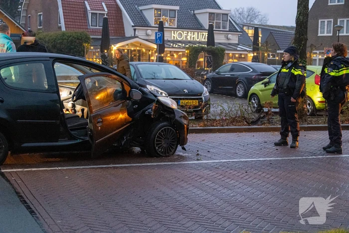 Gewonde nadat auto uit bocht vliegt en tegen boom klapt