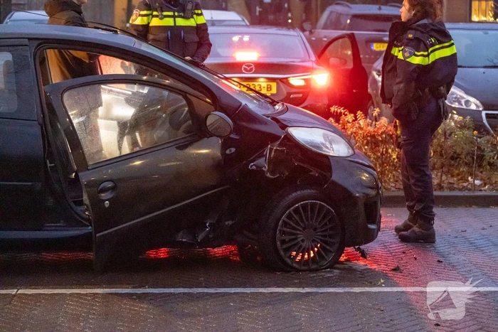 Gewonde nadat auto uit bocht vliegt en tegen boom klapt