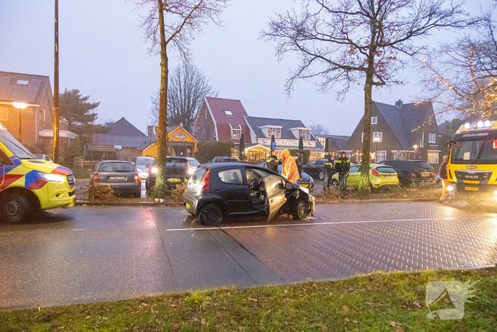 Gewonde nadat auto uit bocht vliegt en tegen boom klapt