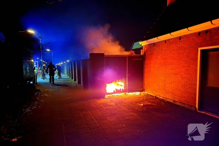 Brand slaat over naar schutting