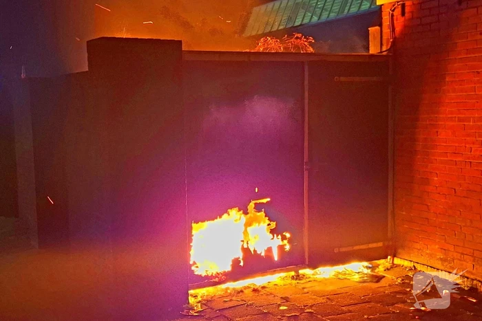 Brand slaat over naar schutting