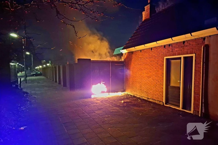 Brand slaat over naar schutting