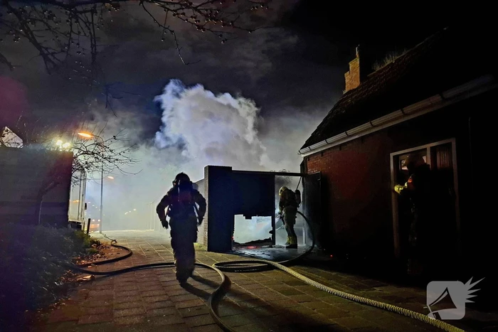 Brand slaat over naar schutting