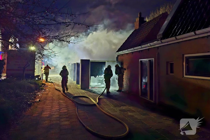 Brand slaat over naar schutting
