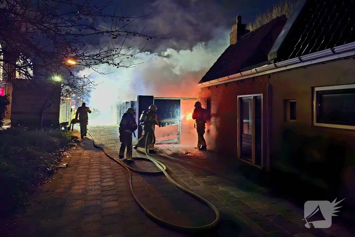 Brand slaat over naar schutting