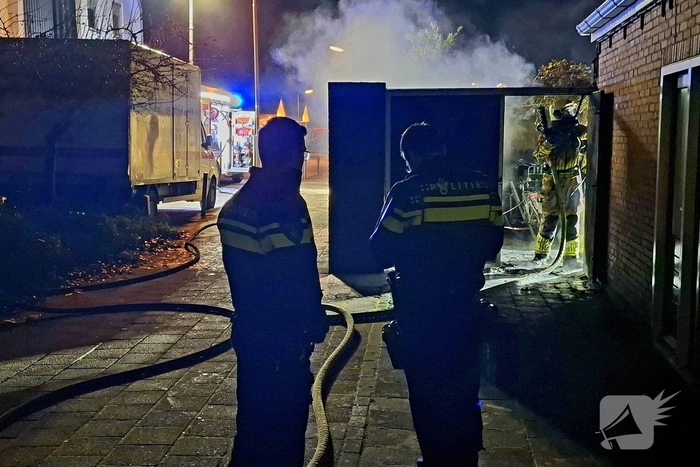 Brand slaat over naar schutting