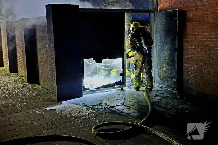 Brand slaat over naar schutting