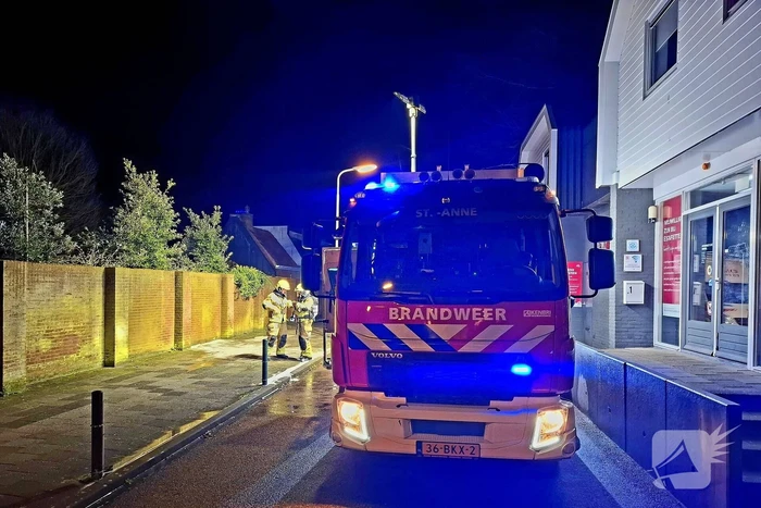 Brand slaat over naar schutting