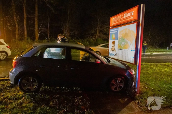 Auto botst op informatiezuil
