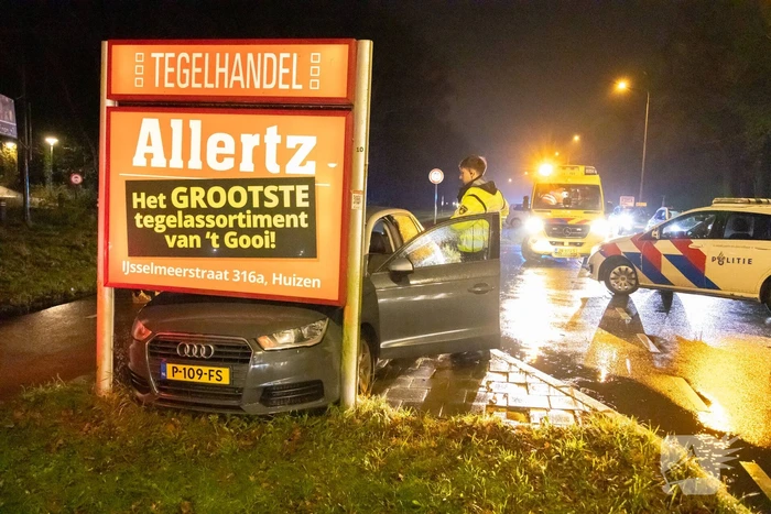 Auto botst op informatiezuil