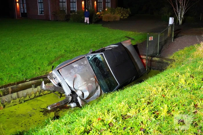 Oldtimer ramt boom en belandt in sloot bij crash