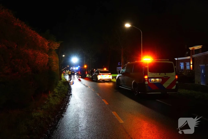 Oldtimer ramt boom en belandt in sloot bij crash