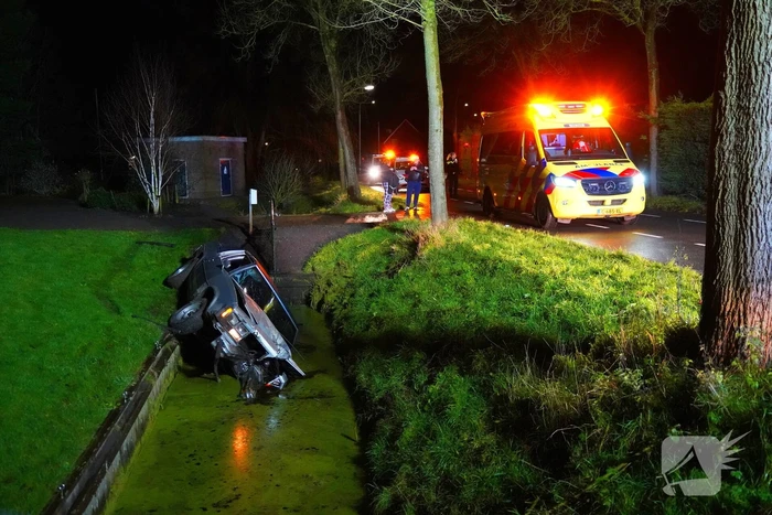 Oldtimer ramt boom en belandt in sloot bij crash