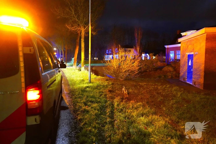 Oldtimer ramt boom en belandt in sloot bij crash