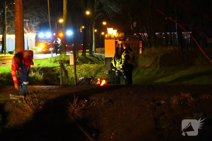 Oldtimer ramt boom en belandt in sloot bij crash