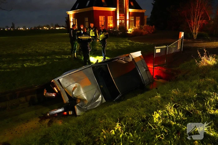 Oldtimer ramt boom en belandt in sloot bij crash
