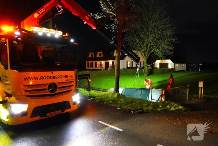 Oldtimer ramt boom en belandt in sloot bij crash