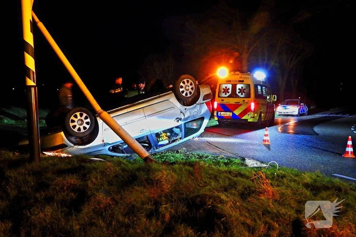 Automobilist slaat over de kop