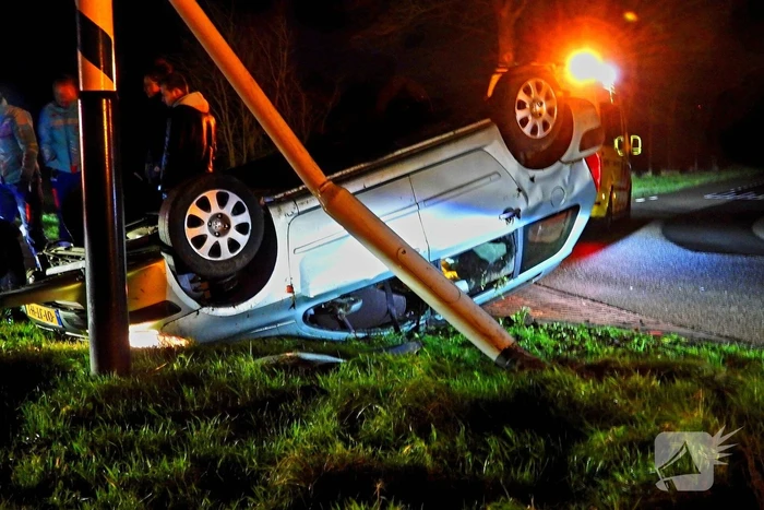 Automobilist slaat over de kop