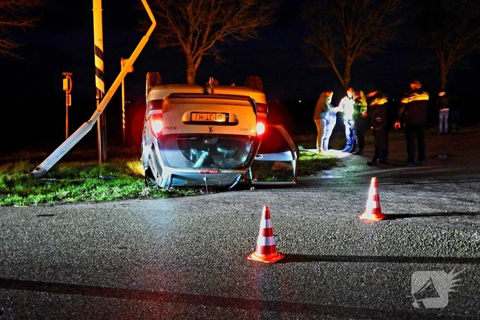 Automobilist slaat over de kop