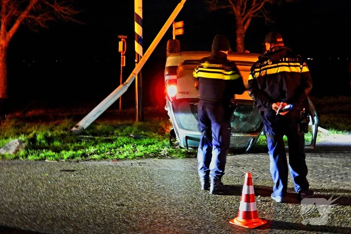 Automobilist slaat over de kop