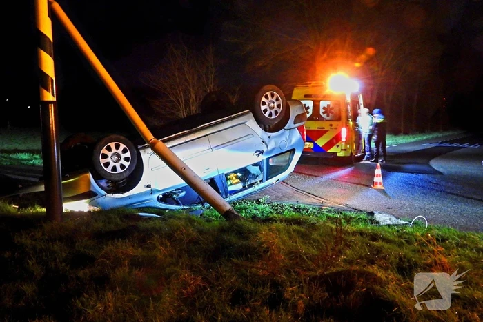 Automobilist slaat over de kop
