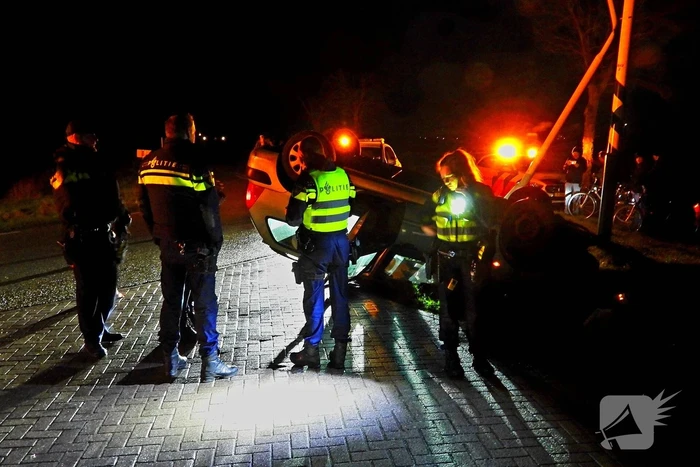 Automobilist slaat over de kop