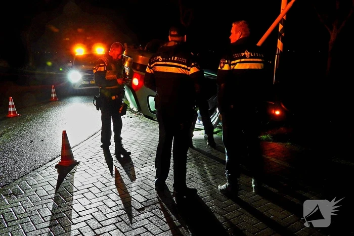 Automobilist slaat over de kop