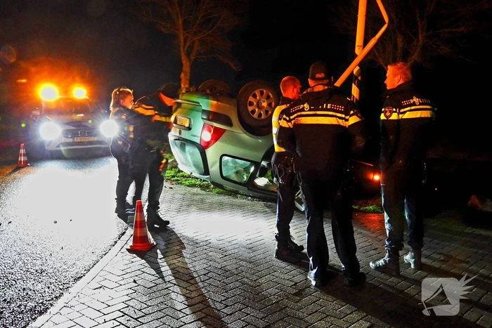 Automobilist slaat over de kop