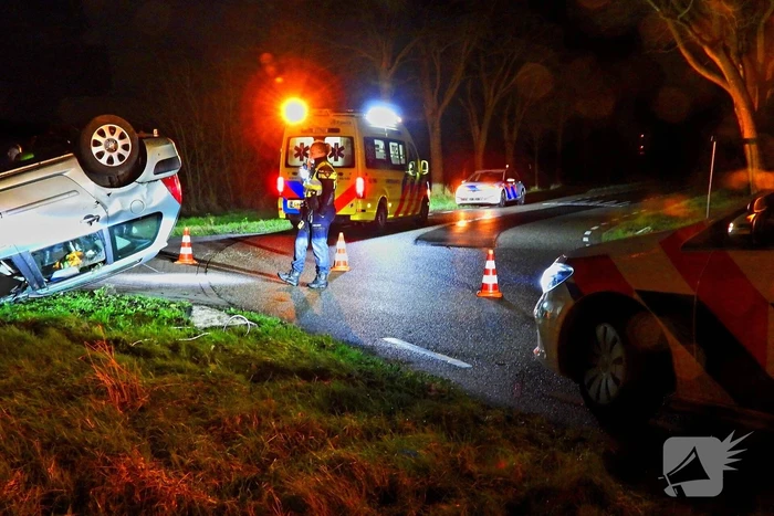 Automobilist slaat over de kop