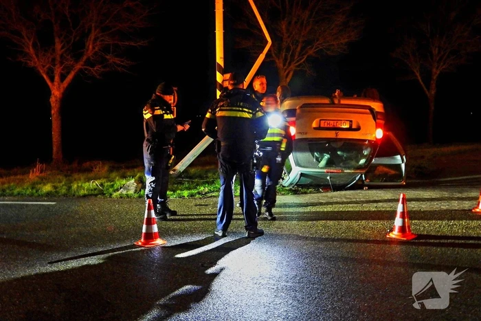 Automobilist slaat over de kop