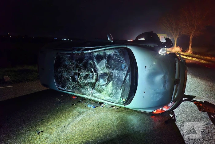 Automobilist slaat over de kop