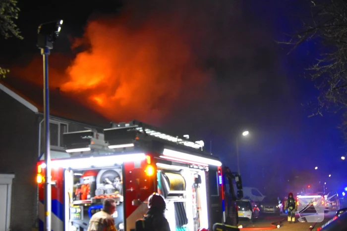 Explosie veroorzaakt grote brand in woning